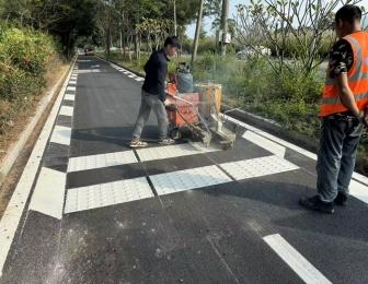 G238和平段道路標(biāo)線修補
